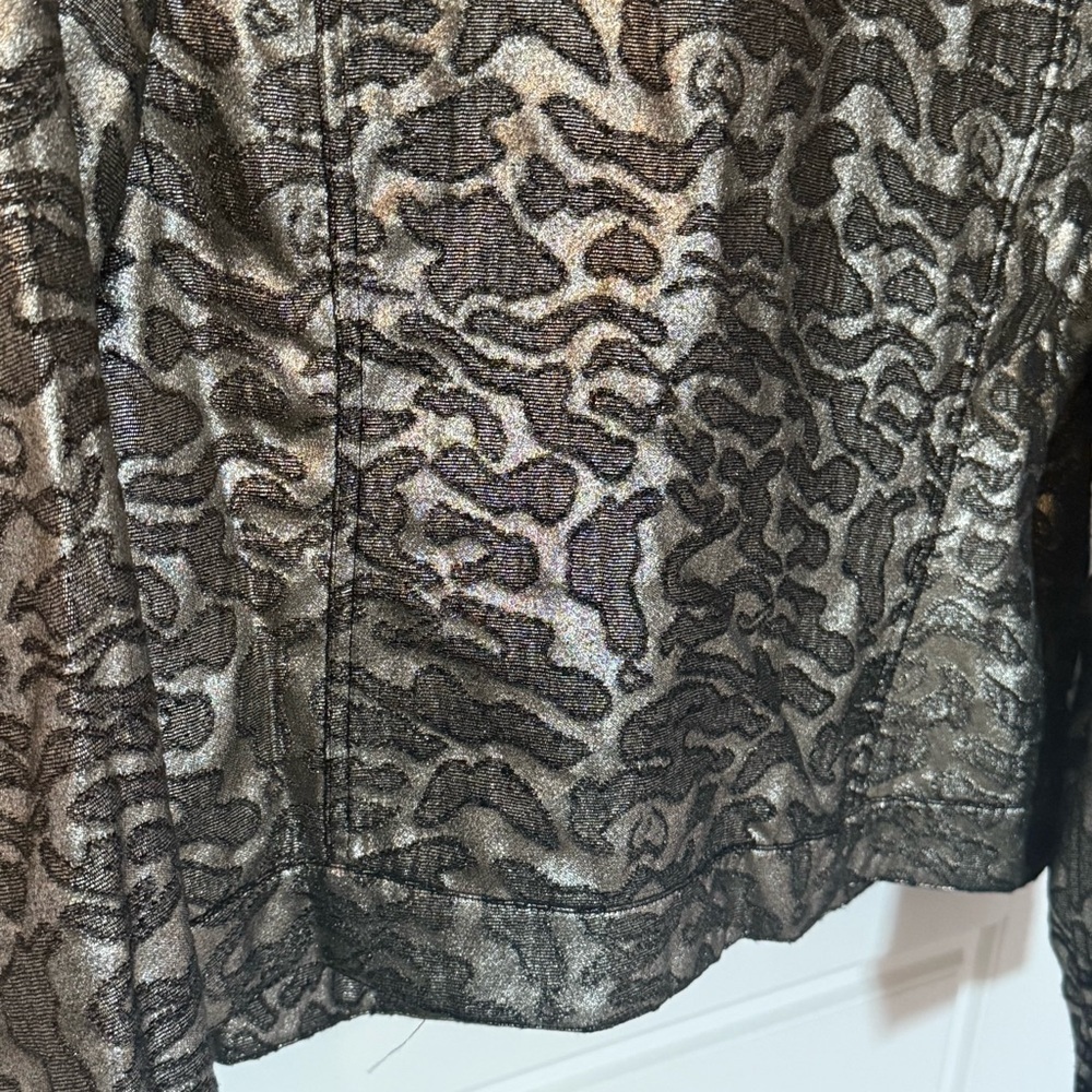 Chicos Silver Metallic Leopard Print Button Up Boxy Jacket Sz 1 Maximal Mobwife - Picture 6 of 7